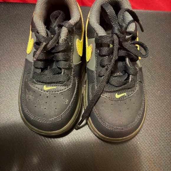 Nike Kids Black and Yellow Sneakers - Picture 2 of 4